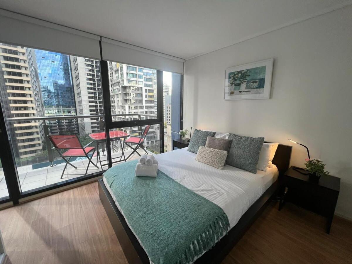 Cbd With A C Balcony & Pool Apartment Melbourne
